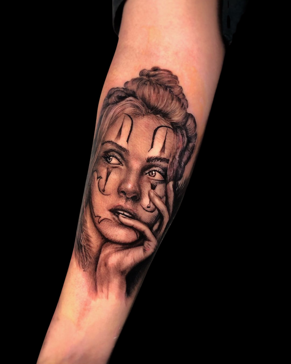 Clown girl chicana em realismo P/B no antebraço.
