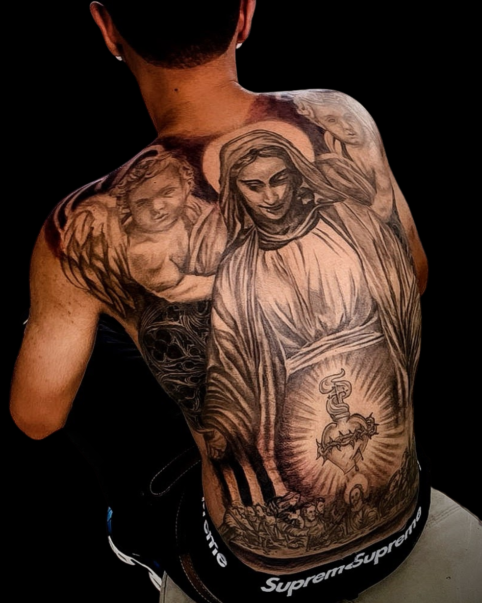 Costas fechadas em realismo P/B com tema religioso.