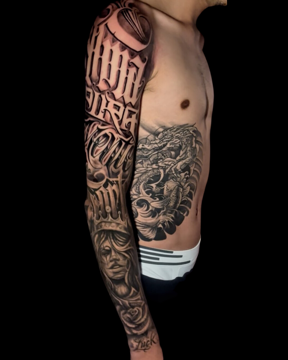 Projeto de tatuagem masculina com braço fechado (full sleeve) em estilo chicano e uma tatuagem de dragão oriental na costela. O braço combina lettering customizado com o rosto de uma mulher de coroa, enquanto o dragão na lateral do corpo é feito no estilo oriental preto e cinza. “Alma Pura Mente Forte”
