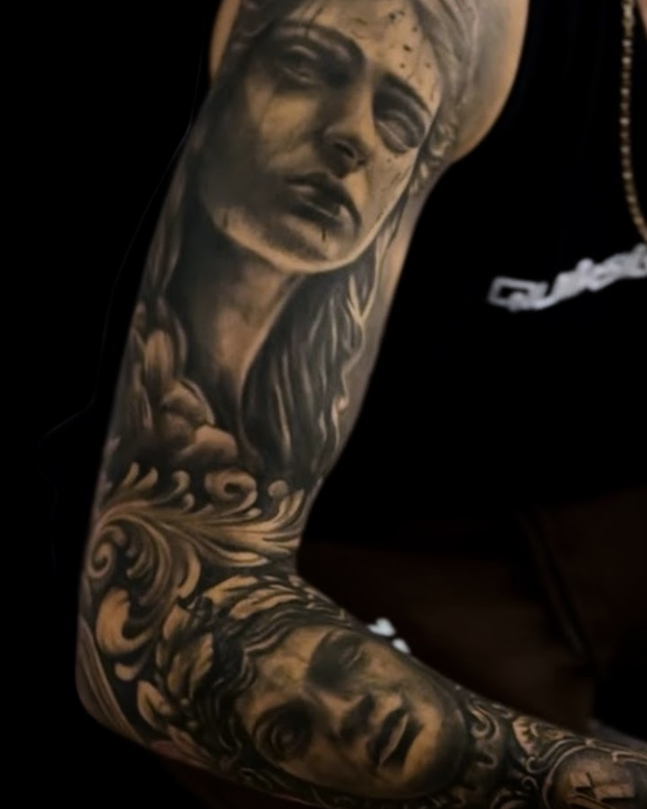 Full sleeve em realismo P/B com mitologia grega.