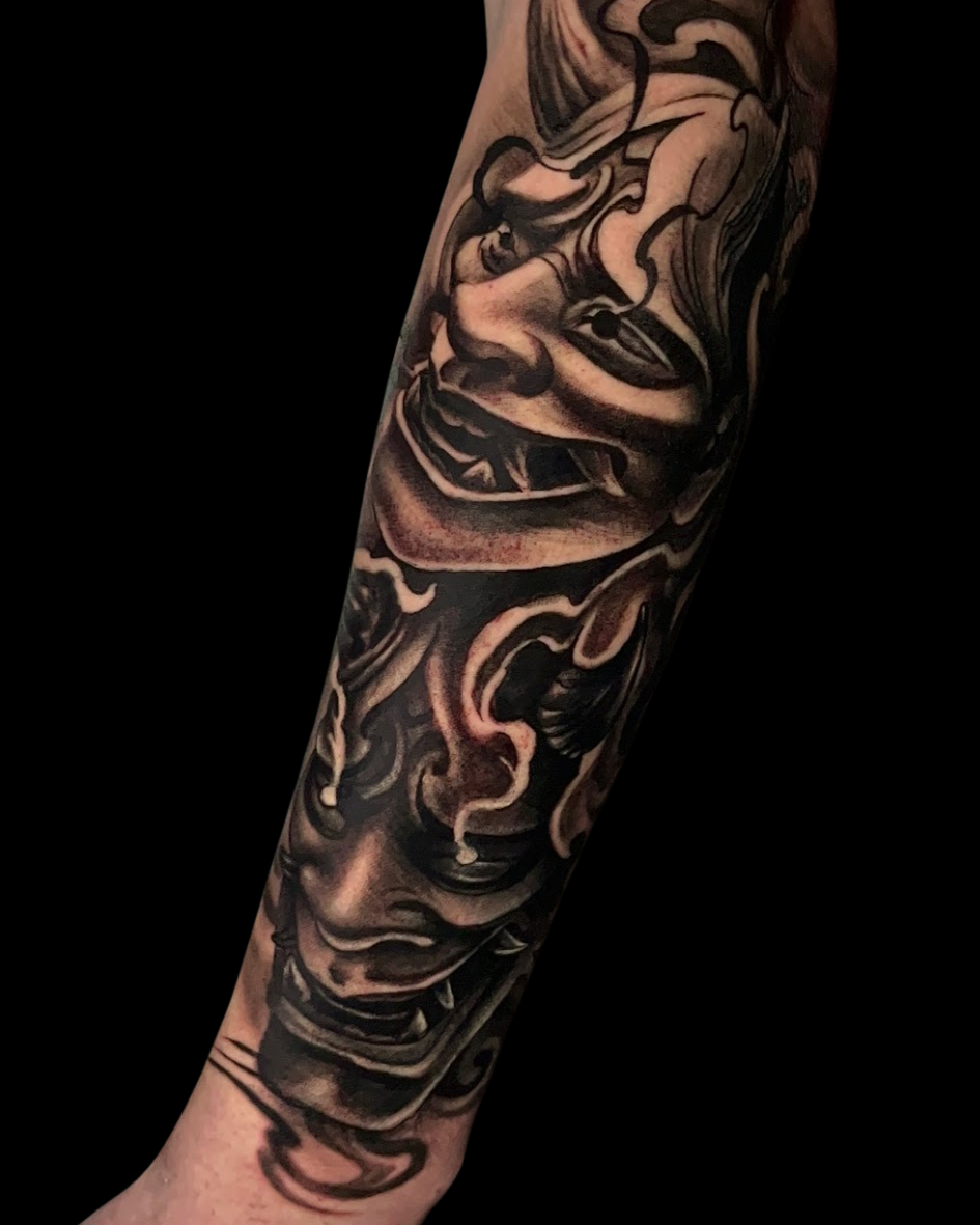 Irezumi com máscara Hannya e Oni em P/B, com fumaça e sombreados.