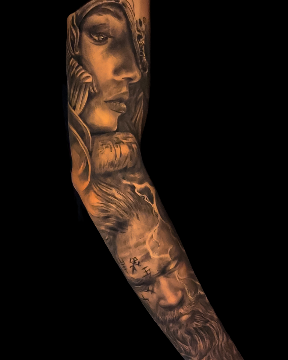 Braço fechado com tema de mitologia nórdica em P/B.