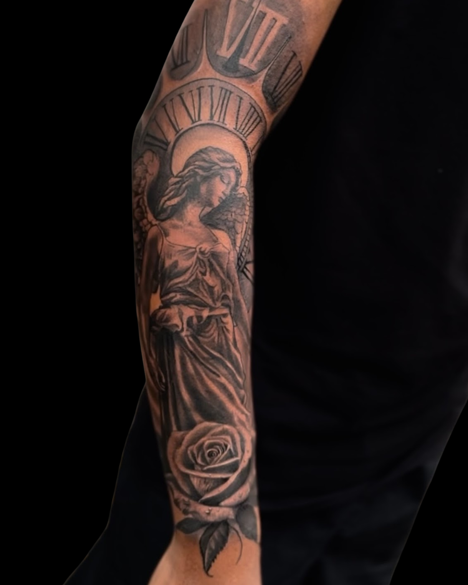 Anjo em realismo P/B, relógio romano ao fundo e rosa na base.