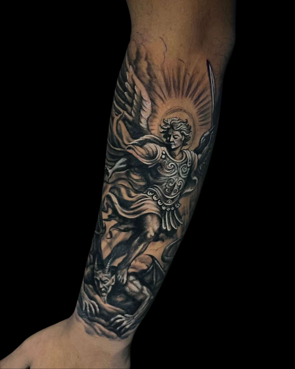 São Miguel Arcanjo em realismo P/B, em batalha.