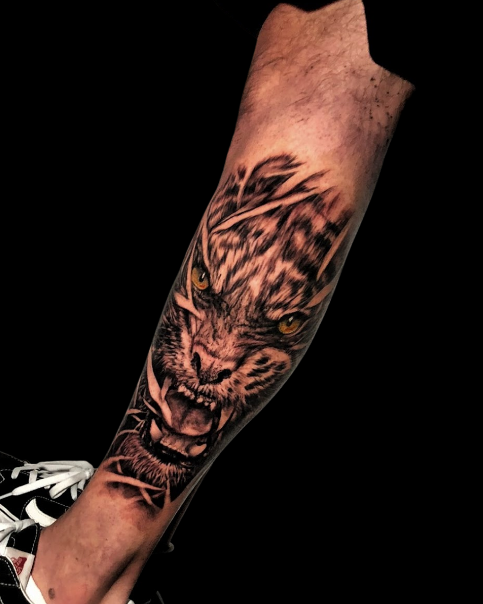 Tatuagem de tigre em realismo P/B.